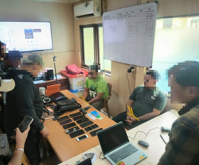 Tampak kedua terduga pelaku beserta barang bukti saat diamankan ke Mapolda Papua. (Doc. Humas Damai Cartenz.)