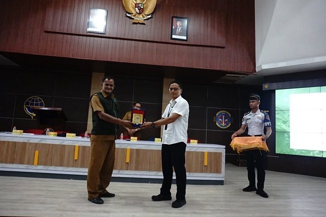 Kepala Bidang Pengelolaan Sampah dan Limbah Bahan Berbahaya dan Beracun (B3) DLH Aceh Besar, Mulyadi, S.H. Menerma piagam penghargaan usai memberikan pembinaan pengelolaan lingkungan kepada 514 taruna dan taruni serta 16 pegawai Politeknik Pelayaran Malahayati, Kecamatan Mesjid Raya, Aceh Besar, Selasa (13/10/2026). FOTO/DOK. DLH ACEH BESAR