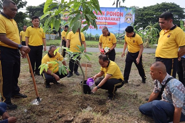 TANAM POHON – Kapolda Aceh, Irjen Pol. Ruddi Setiawan, saat menanam pohon jenis mangga secara simbolis sebagai bentuk menjaga kelestarian lingkungan melalui program green policing. Pohon itu ditanam di halaman belakang Mapolda Aceh, Jumat (16/10/2026). TANAM POHON – Kapolda Aceh, Irjen Pol. Ruddi Setiawan, saat menanam pohon jenis mangga secara simbolis sebagai bentuk menjaga kelestarian lingkungan melalui program green policing. Pohon itu ditanam di halaman belakang Mapolda Aceh, Jumat (16/10/2026).