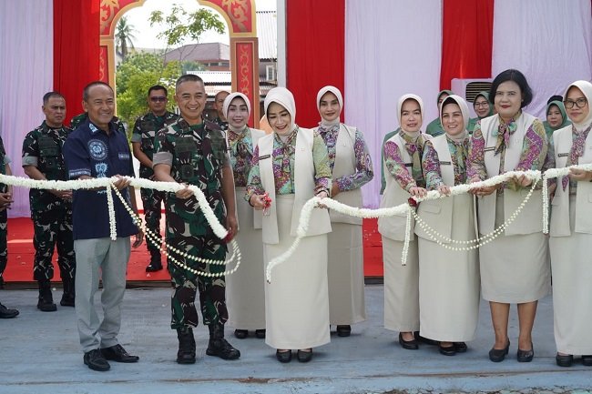 Ketua Yayasan Kartika Jaya Cabang XIV Iskandar Muda, Ny. Tri Joko Hadi Susilo, meresmikan Sekolah Dasar (SD) Kartika XIV-1 di Banda Aceh (Sumber Foto : Penerangan Kodam IM)
