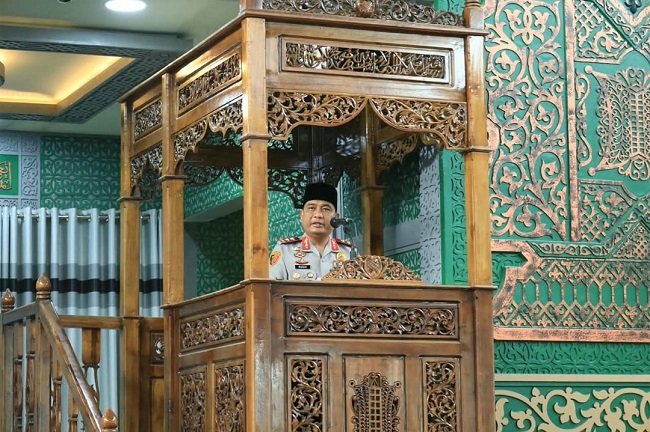 Kapolda Aceh Irjen Pol. Ruddi Setiawan menyampaikan pesan-pesan kamtibmas kepada jamaah usai salat Jumat dalam kegiatan Jumat Keliling di Masjid Babuttaqwa Utama Polda Aceh, Jumat, (16/10/2026). FOTO: Humas Polda Aceh. Kapolda Aceh Irjen Pol. Ruddi Setiawan menyampaikan pesan-pesan kamtibmas kepada jamaah usai salat Jumat dalam kegiatan Jumat Keliling di Masjid Babuttaqwa Utama Polda Aceh, Jumat, (16/10/2026). FOTO: Humas Polda Aceh.