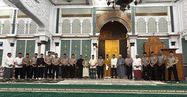 Kapolda Aceh Irjen Pol. Ruddi Setiawan melaksanakan Salat Subuh Keliling di Masjid Raya Baiturrahman, Banda Aceh, untuk memperkuat kemitraan dengan masyarakat, Sabtu (17/10/2026). Kapolda Aceh Irjen Pol. Ruddi Setiawan melaksanakan Salat Subuh Keliling di Masjid Raya Baiturrahman, Banda Aceh, untuk memperkuat kemitraan dengan masyarakat, Sabtu (17/10/2026).