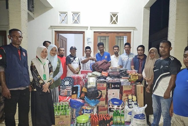 Penyerahan bantuan masa panik dari Pemerintah kepada keluarga korban kebakaran, di Gampong Meunasah Tuha, Kecamatan Peukan Bada, Jumat (16/10/2026) malam.  FOTO/ MC ACEH BESAR