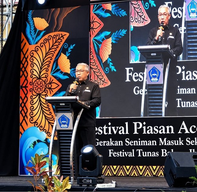 Asisten I Sekdakab Aceh Besar, Farhan AP secara resmi menutup kegiatan Piasan Aceh Rayeuk yang berlangsung di halaman kantor Camat Peukan Bada, Kamis (15/10/2026). FOTO/ DOK DISDIKBUD ACEH BESAR Asisten I Sekdakab Aceh Besar, Farhan AP secara resmi menutup kegiatan Piasan Aceh Rayeuk yang berlangsung di halaman kantor Camat Peukan Bada, Kamis (15/10/2026). FOTO/ DOK DISDIKBUD ACEH BESAR