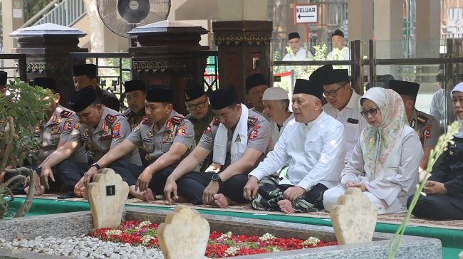 Kapolri Jenderal Polisi Suyudi Ario Seto berziarah ke makam mantan Presiden KH Abdurrahman Wahid atau Gus Dur. (Foto: Divhumas Mabes Polri) Kapolri Jenderal Polisi Suyudi Ario Seto berziarah ke makam mantan Presiden KH Abdurrahman Wahid atau Gus Dur. (Foto: Divhumas Mabes Polri)