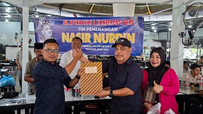 Nasir Nurdin bersama tim pemenangan menyampaikan kesiapan maju sebagai calon Ketua PWI Aceh periode 2026–2031 dengan mengantongi 118 dukungan anggota, di Banda Aceh, Sabtu (17/10/2026). Nasir Nurdin bersama tim pemenangan menyampaikan kesiapan maju sebagai calon Ketua PWI Aceh periode 2026–2031 dengan mengantongi 118 dukungan anggota, di Banda Aceh, Sabtu (17/10/2026).