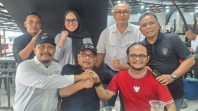 Ketua AMSI Aceh Aryos Nivada, Ketua SPS Aceh Muktaruddin Usman, dan Ketua Forum Pimred Multimedia Indonesia Aceh Muhammad Saleh mendukung Nasir Nurdin untuk kembali memimpin PWI Aceh periode 2026–2031, Sabtu (17/10/2026). Ketua AMSI Aceh Aryos Nivada, Ketua SPS Aceh Muktaruddin Usman, dan Ketua Forum Pimred Multimedia Indonesia Aceh Muhammad Saleh mendukung Nasir Nurdin untuk kembali memimpin PWI Aceh periode 2026–2031, Sabtu (17/10/2026).