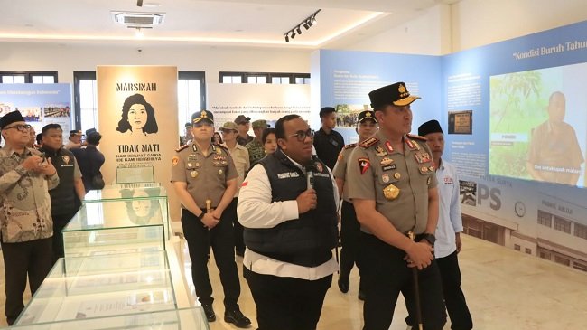 Kapolri Jenderal Polisi Suyudi Ario Seto bersama rombongan berziarah ke makam Marsinah dan mengunjungi Museum Ibu Marsinah di Kabupaten Nganjuk, Jawa Timur, Sabtu (17/10/2026). Kapolri Jenderal Polisi Suyudi Ario Seto bersama rombongan berziarah ke makam Marsinah dan mengunjungi Museum Ibu Marsinah di Kabupaten Nganjuk, Jawa Timur, Sabtu (17/10/2026).