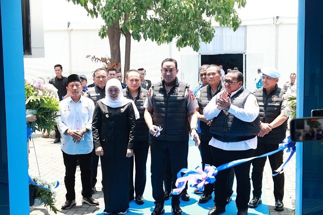 Kapolri Jenderal Polisi Suyudi Ario Seto meresmikan Desk Ketenagakerjaan Polri tingkat Polres di Mapolres Jombang, Jawa Timur, sekaligus menyerahkan bantuan sosial kepada para pekerja, Sabtu (17/10/2026). Kapolri Jenderal Polisi Suyudi Ario Seto meresmikan Desk Ketenagakerjaan Polri tingkat Polres di Mapolres Jombang, Jawa Timur, sekaligus menyerahkan bantuan sosial kepada para pekerja, Sabtu (17/10/2026).