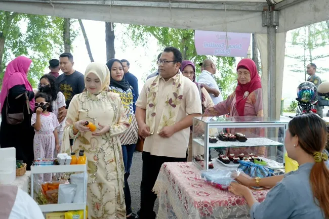 Wali Kota Sabang, Zulkifli H. Adam, bersama istri meninjau dan berbelanja produk pelaku UMKM dalam bazar yang digelar pada rangkaian Milad ke-6 IPEMI di Kota Sabang, Sabtu (17/10/2026).