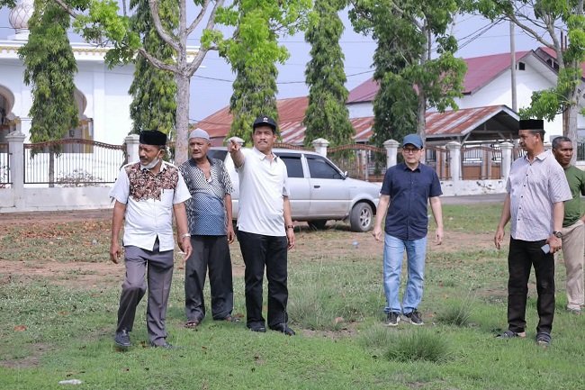 Peninjauan tersebut turut didampingi Kepala Dinas PUPR Aceh Besar Ir Syahrial Amanullah, Camat Kuta Baro Zahrul Fuadi SE MM, Imuem Mukim Bung Cala, serta Keuchik Seupe Peninjauan tersebut turut didampingi Kepala Dinas PUPR Aceh Besar Ir Syahrial Amanullah, Camat Kuta Baro Zahrul Fuadi SE MM, Imuem Mukim Bung Cala, serta Keuchik Seupe