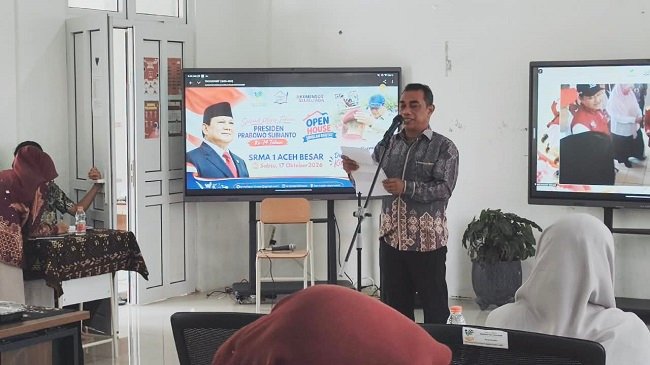 Kepala Dinas Sosial Aceh Besar Darwan Asrizal, SE, MT, saat membacakan sambutan Bupati Aceh Besar pada kegiatan Open House Sekolah Rakyat di SRMA 1 Aceh Besar, Darul Imarah, Sabtu (17/10/2026). FOTO/ MC ACEH BESAR