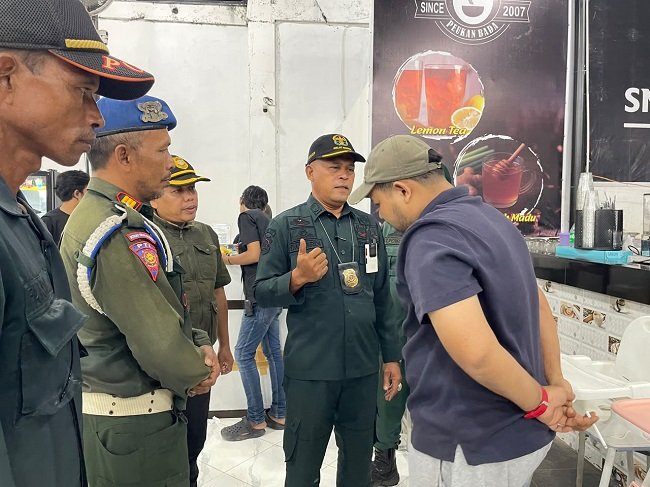 Kasi Penyidik Satpol PP dan WH Aceh Besar, Dawardi SAg, berdialong dengan pemilik kafe, di kawasan Peukan Bada, Aceh Besar, Sabtu (17/10/2026). MC ACEH BESAR