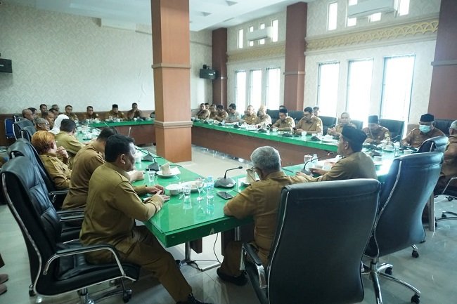 Wakil Bupati Aceh Besar Drs H Syukri memimpin rapat lanjutan pelaksanaan MTQ ke-35 Tingkat Kabupaten Aceh Besar tahun 2026 di ruang rapat Kantor Bupati Aceh Besar, Senin (19/10/2026). Sebanyak 663 peserta dari 23 kecamatan se-Aceh Besar akan tampil dalam kegiatan MTQ ke-35 yang akan dilaksanakan 24-31 Oktober 2026 di Kuta Baro tersebut. FOTO/ MC ACEH BESAR Wakil Bupati Aceh Besar Drs H Syukri memimpin rapat lanjutan pelaksanaan MTQ ke-35 Tingkat Kabupaten Aceh Besar tahun 2026 di ruang rapat Kantor Bupati Aceh Besar, Senin (19/10/2026). Sebanyak 663 peserta dari 23 kecamatan se-Aceh Besar akan tampil dalam kegiatan MTQ ke-35 yang akan dilaksanakan 24-31 Oktober 2026 di Kuta Baro tersebut. FOTO/ MC ACEH BESAR