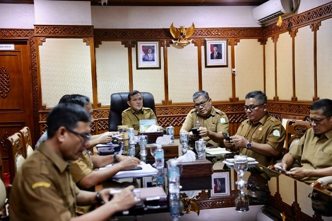 Wakil Gubernur Aceh, Fadhlullah saat rapat pemutakhiran Rencana Induk (Renduk) kebutuhan rumah pascabencana di Aceh secara virtual (Foto: Humas Pemprov Aceh)