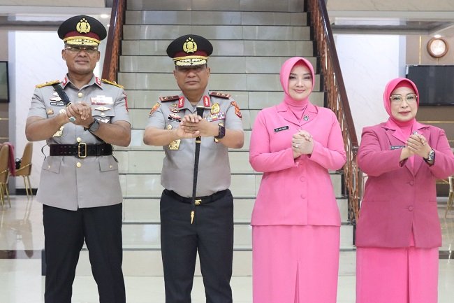 Wakapolda Aceh yang baru Brigjen Pol Latif Usman bersama Wakapolda Aceh yang lama Brigjen Pol Ari Wahyu Widodo saat acara Kenal Pamit di Banda Aceh/Humas Polda Aceh