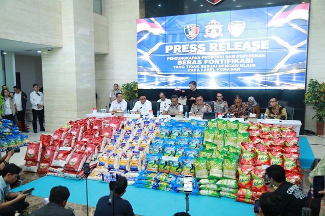 Jajaran Direktorat Tindak Pidana Ekonomi Khusus (Dittipideksus) Bareskrim Polri bersama jajaran Bapanas RI dan Kementerian Pertanian menunjukkan barang bukti beras fortifikasi tak sesuai label kemasan di Gedung Bareskrim Polri, Jakarta, Rabu (21/10/2026). Jajaran Direktorat Tindak Pidana Ekonomi Khusus (Dittipideksus) Bareskrim Polri bersama jajaran Bapanas RI dan Kementerian Pertanian menunjukkan barang bukti beras fortifikasi tak sesuai label kemasan di Gedung Bareskrim Polri, Jakarta, Rabu (21/10/2026).