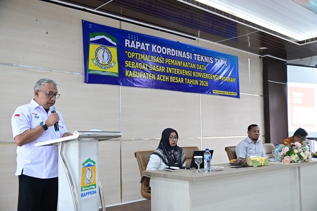 Asisten I Sekdakab Aceh Besar, Farhan AP, menyampaikan sambutan saat pembukaan Rapat Koordinasi Teknis (Rakortek) Tim Koordinasi Penanggulangan Kemiskinan (TKPK) Kabupaten Aceh Besar di Ruang Rapat Bappeda Aceh Besar, Rabu (21/10/2026). FOTO/PROKOPIM PEMKAB ACEH BESAR Asisten I Sekdakab Aceh Besar, Farhan AP, menyampaikan sambutan saat pembukaan Rapat Koordinasi Teknis (Rakortek) Tim Koordinasi Penanggulangan Kemiskinan (TKPK) Kabupaten Aceh Besar di Ruang Rapat Bappeda Aceh Besar, Rabu (21/10/2026). FOTO/PROKOPIM PEMKAB ACEH BESAR