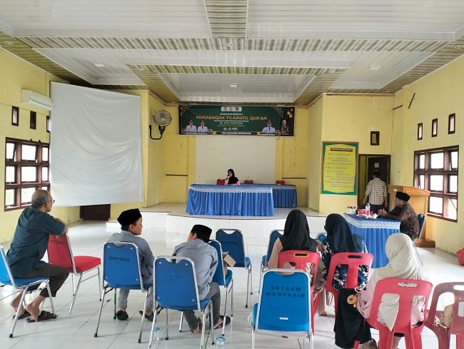 Penampilan qari Syarhil Qur'an Kafilah Montasik pada festival anak sholeh tingkat gampong, di Kecamatan Montasik, Aceh Besar, beberapa waktu lalu. FOTO/ DOK MC ACEH BESAR Penampilan qari Syarhil Qur'an Kafilah Montasik pada festival anak sholeh tingkat gampong, di Kecamatan Montasik, Aceh Besar, beberapa waktu lalu. FOTO/ DOK MC ACEH BESAR