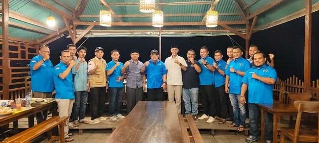 Kandidat Ketua PWI Aceh, Nasir Nurdin foto bersama dengan Pengurus PWI Simeulue di depan Gedung Pers di Sinabang, Selasa, 21 Oktober 2026. (Dok PWI Simeulue)