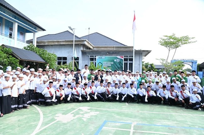 Wakil Bupati Aceh Besar, Drs H Syukri A Jalil foto bersama santri usai Upacara Peringatan Hari Santri Nasionan di Komplek Dayah Ruhul Falah, Samahani, Kecamatan Kuta Malaka, Aceh Besar, Kamis (22/10/2026). FOTO/MC ACEH BESAR