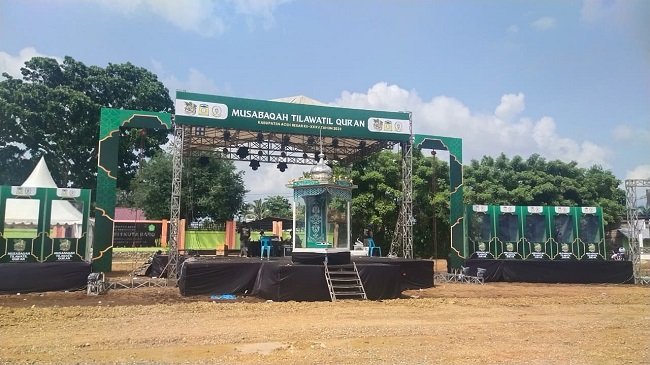 Panggung utama MTQ ke-35 tingkat Kabupaten Aceh Besar Tahun 2026 di Lapangan Bola Gampong Seupeu, Kecamatan Kuta Baro, Jumat (23/10/2026). FOTO/ MC ACEH BESAR Panggung utama MTQ ke-35 tingkat Kabupaten Aceh Besar Tahun 2026 di Lapangan Bola Gampong Seupeu, Kecamatan Kuta Baro, Jumat (23/10/2026). FOTO/ MC ACEH BESAR