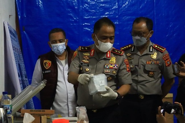 Kapolda Aceh Irjen Pol. Ruddi Setiawan menyampaikan kronologi pengungkapan laboratorium narkotika jaringan internasional dengan barang bukti 1,2 ton sabu cair di Desa Beureueh, Kecamatan Mutiara Timur, Kabupaten Pidie, Jum'at, 23/10/2026.