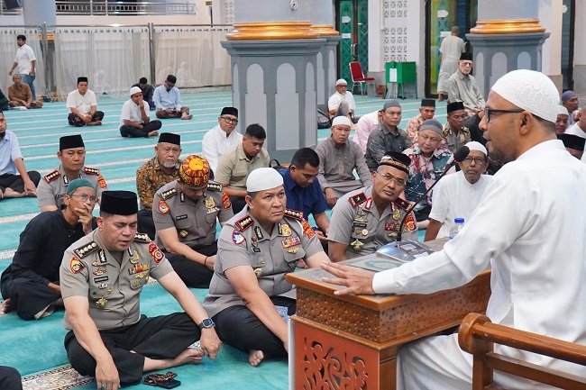 Wakapolda Aceh Brigjen Pol. Latif Usman menyampaikan pesan keamanan dan ketertiban masyarakat (kamtibmas) saat kegiatan Subuh Keliling di Masjid Oman Al-Makmur, Banda Aceh, Sabtu, 24/10/2026 Wakapolda Aceh Brigjen Pol. Latif Usman menyampaikan pesan keamanan dan ketertiban masyarakat (kamtibmas) saat kegiatan Subuh Keliling di Masjid Oman Al-Makmur, Banda Aceh, Sabtu, 24/10/2026