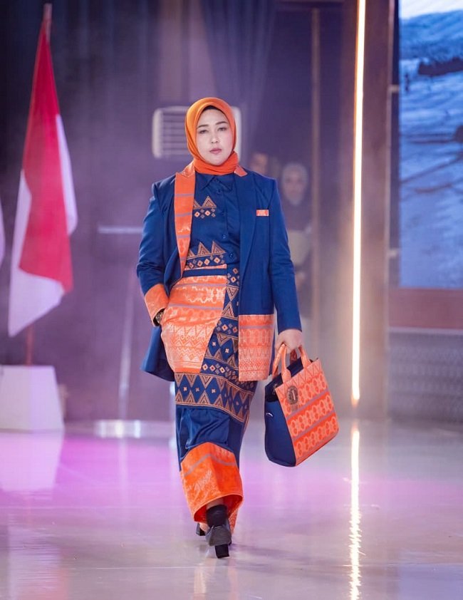 Penampilan Ketua Dekranasda Aceh Besar Hj Rita Maya Sari, saat mengenakan kostum office look di fashion show pada pembukaan Meuseuraya Festival, di Balai Meuseuraya Aceh, Banda Aceh, Jumat (23/10/2026). FOTO/ PROKOPIM PEMKAB ACEH BESAR