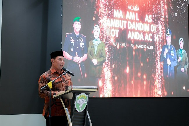 Bupati Aceh Besar H. Muharram Idris menyampaikan sambutan pada lepas sambut Komandan Kodim (Dandim) 0101/Kota Banda Aceh (KBA) di auditorium lantai 8 Landmark BSI Aceh, Banda Aceh, Jumat (23/10/2026) malam. FOTO/ MC ACEH BESAR Bupati Aceh Besar H. Muharram Idris menyampaikan sambutan pada lepas sambut Komandan Kodim (Dandim) 0101/Kota Banda Aceh (KBA) di auditorium lantai 8 Landmark BSI Aceh, Banda Aceh, Jumat (23/10/2026) malam. FOTO/ MC ACEH BESAR