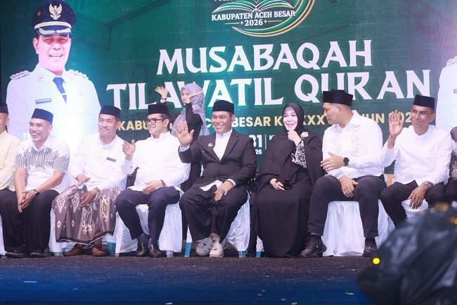 Bupati Aceh Besar H. Muharram Idris (Syech Muharram), Pj Sekda Aceh, unsur Forkopimda dan Wali Kota dan Wakil Wali Kota Banda Aceh saat menunggu seremoni pembukaan MTQ XXXV di Lapangan Bung Cala, Kecamatan Kuta Baro, Sabtu (24/10/2026) malam. FOTO/ PROKOPIM PEMKAB ACEH BESAR Bupati Aceh Besar H. Muharram Idris (Syech Muharram), Pj Sekda Aceh, unsur Forkopimda dan Wali Kota dan Wakil Wali Kota Banda Aceh saat menunggu seremoni pembukaan MTQ XXXV di Lapangan Bung Cala, Kecamatan Kuta Baro, Sabtu (24/10/2026) malam. FOTO/ PROKOPIM PEMKAB ACEH BESAR