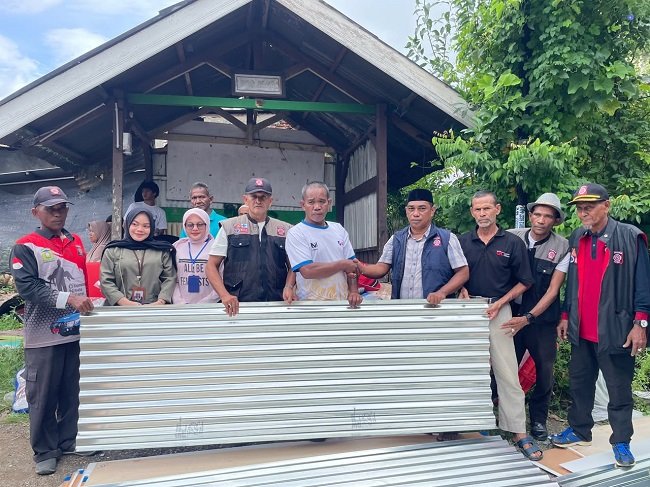 Kadis Sosial Aceh Besar Darwan Asrizal SE MT, menyerahkan bantuan masa panik kepada warga korban terdampak kebakaran rumah, di Komplek Permata Punie, Gampong Punie, Kecamatan Darul Imarah, Kabupaten Aceh Besar, Minggu (25/10/2026). FOTO/ MC ACEH BESAR Kadis Sosial Aceh Besar Darwan Asrizal SE MT, menyerahkan bantuan masa panik kepada warga korban terdampak kebakaran rumah, di Komplek Permata Punie, Gampong Punie, Kecamatan Darul Imarah, Kabupaten Aceh Besar, Minggu (25/10/2026). FOTO/ MC ACEH BESAR