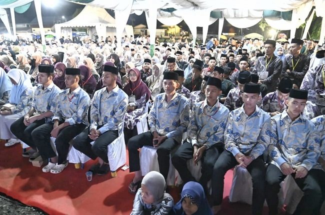 Peserta dari 23 kafilah kecamatan mengikuti pembukaan MTQ XXXV tingkat Kabupaten Aceh Besar di Lapangan Bung Cala, Kuta Baro, Sabtu (24/10/2026) malam. FOTO/PROKOPIM PEMKAB ACEH BESAR Peserta dari 23 kafilah kecamatan mengikuti pembukaan MTQ XXXV tingkat Kabupaten Aceh Besar di Lapangan Bung Cala, Kuta Baro, Sabtu (24/10/2026) malam. FOTO/PROKOPIM PEMKAB ACEH BESAR