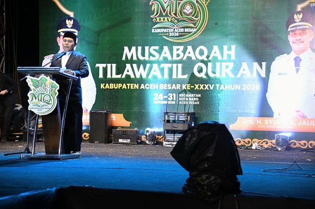 Bupati Aceh Besar H. Muharram Idris melantik 95 dewan hakim MTQ XXXV di Lapangan Bung Cala, Kecamatan Kuta Baro, Sabtu (24/10/2026) malam. FOTO/PROKOPIM PEMKAB ACEH BESAR Bupati Aceh Besar H. Muharram Idris melantik 95 dewan hakim MTQ XXXV di Lapangan Bung Cala, Kecamatan Kuta Baro, Sabtu (24/10/2026) malam. FOTO/PROKOPIM PEMKAB ACEH BESAR