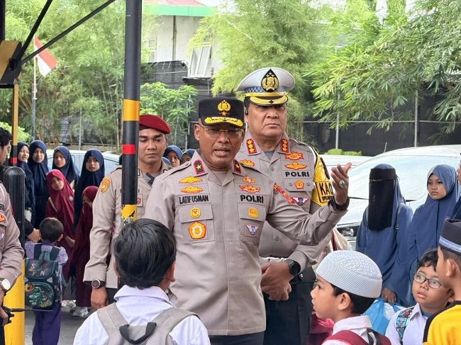 Wakapolda Aceh Brigjen Pol. Latif Usman memberikan edukasi tertib berlalu lintas kepada siswa Al-Wildan Islamic School 21 Banda Aceh melalui program Polisi Peduli Pendidikan (Polidik), Senin, 26/10/2026). Wakapolda Aceh Brigjen Pol. Latif Usman memberikan edukasi tertib berlalu lintas kepada siswa Al-Wildan Islamic School 21 Banda Aceh melalui program Polisi Peduli Pendidikan (Polidik), Senin, 26/10/2026).