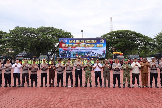 Wakapolda Aceh Brigjen Pol. Latif Usman memimpin apel gelar pasukan Operasi Patuh Seulawah 2026 di Mapolda Aceh, Senin (26/10/2026). Wakapolda Aceh Brigjen Pol. Latif Usman memimpin apel gelar pasukan Operasi Patuh Seulawah 2026 di Mapolda Aceh, Senin (26/10/2026).