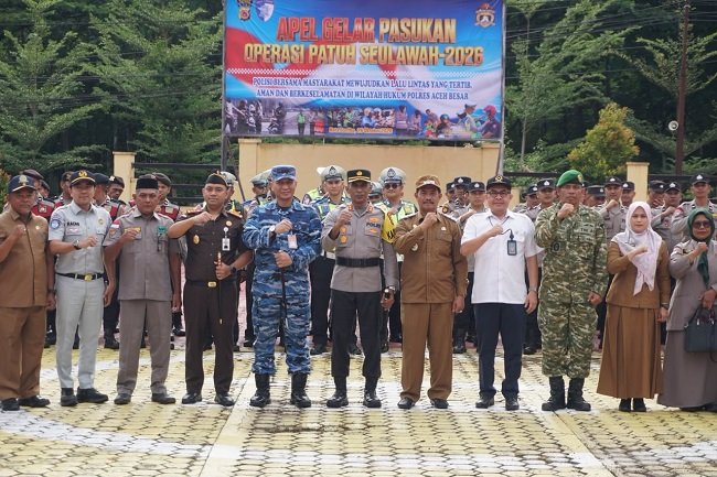 Foto bersama usai pelaksanaan apel gelar pasukan Operasi Patuh Seulawah 2026 di Lapangan Apel Mapolres Aceh Besar, Senin (26/10/2026). FOTO/ MC ACEH BESAR Foto bersama usai pelaksanaan apel gelar pasukan Operasi Patuh Seulawah 2026 di Lapangan Apel Mapolres Aceh Besar, Senin (26/10/2026). FOTO/ MC ACEH BESAR