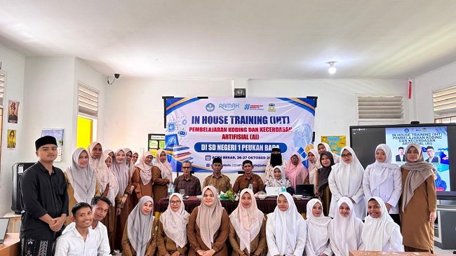 Foto bersama pada pelaksanaan In House Training (IHT) Pembelajaran Koding dan Kecerdasan Artifisial (Artificial Intelligence/AI) di SDN 1 Peukan Bada, Aceh Besar, Senin (26/10/2026). FOTO/ MC ACEH BESAR