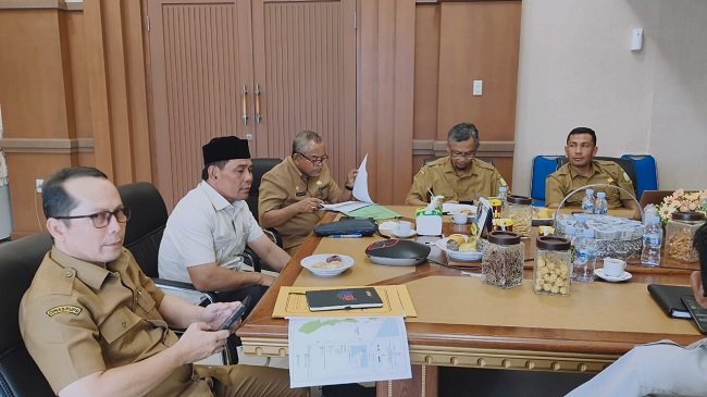 Bupati Aceh Besar H. Muharram Idris bersama jajaran OPD terkait mengikuti Rakor Percepatan Rehabilitasi dan Rekonstruksi Pascabencana secara virtual dari Ruang Rapat Bupati di Kota Jantho, Senin (26/10/2026). FOTO/ MC ACEH BESAR