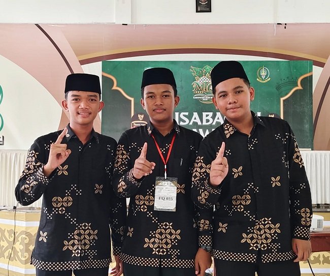 Foto bersama para peserta Kafilah Kecamatan Ingin Jaya, usai meraih juara 1 cabang perlombaan Fahmil Putra pada MTQ XXXV tingkat Kabupaten Aceh Besar tahun 2026, di Kecamatan Kuta Baro, Aceh Besar, Rabu (28/10/2026). FOTO/ DOK MC ACEH BESAR Foto bersama para peserta Kafilah Kecamatan Ingin Jaya, usai meraih juara 1 cabang perlombaan Fahmil Putra pada MTQ XXXV tingkat Kabupaten Aceh Besar tahun 2026, di Kecamatan Kuta Baro, Aceh Besar, Rabu (28/10/2026). FOTO/ DOK MC ACEH BESAR