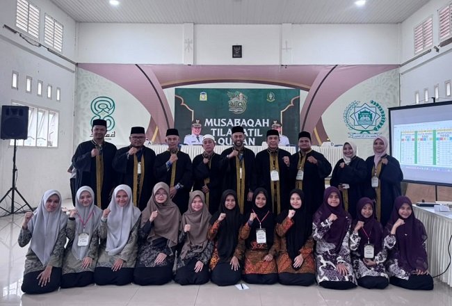 Dewan Hakim cabang Fahmil Qur’an foto bersama dengan peserta Fahmil Qur'an putri pada MTQ ke-35 Tingkat Kabupaten Aceh Besar di Aula Dayah Daruzzahidin, Kecamatan Kuta Baro, Rabu (28/10/2026). FOTO/MC ACEH BESAR Dewan Hakim cabang Fahmil Qur’an foto bersama dengan peserta Fahmil Qur'an putri pada MTQ ke-35 Tingkat Kabupaten Aceh Besar di Aula Dayah Daruzzahidin, Kecamatan Kuta Baro, Rabu (28/10/2026). FOTO/MC ACEH BESAR
