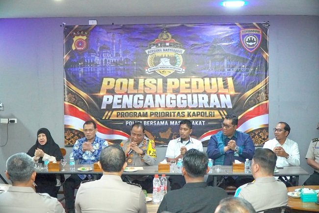 Kapolda Aceh Irjen Pol. Ruddi Setiawan bersilaturahmi dengan para pencari kerja melalui program Polisi Peduli Pengangguran (Poliran) di D’Kupi Aceh, Keudah, Banda Aceh, Kamis (29/10/2026).