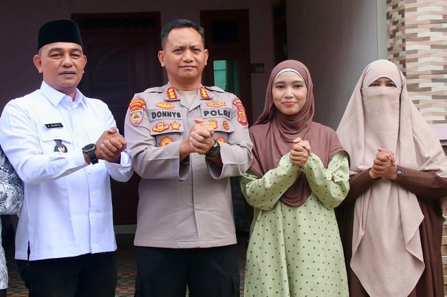 Foto: Dirbinmas Polda Aceh Kombes Pol. Donny Siswoyo menyerahkan secara simbolis beasiswa bantuan dari Ustaz Adi Hidayat dan Sahabat kepada dua hafiz 30 juz Al-Qur’an di Aceh. Kamis (2910/2026). Foto: Dirbinmas Polda Aceh Kombes Pol. Donny Siswoyo menyerahkan secara simbolis beasiswa bantuan dari Ustaz Adi Hidayat dan Sahabat kepada dua hafiz 30 juz Al-Qur’an di Aceh. Kamis (2910/2026).