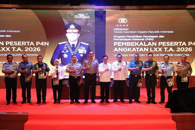 Kapolri Jenderal Polisi Suyudi Ario Seto bersama peserta Pendidikan Penyiapan dan Pemantapan Pimpinan Nasional (P4N) Angkatan 70 berfoto bersama usai kegiatan pembekalan di Lemhannas RI, Jakarta, Kamis (29/10/2026).
