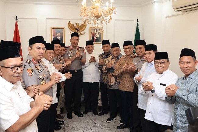 Kapolri Jenderal Polisi Suyudi Ario Seto bersama Ketua Umum PBNU KH Abdul Hakim Mahfudz (Gus Kikin) dan jajaran berfoto bersama usai silaturahmi untuk memperkuat sinergi dalam menjaga kerukunan dan ketertiban masyarakat di Jakarta, Jumat (30/10/2026).