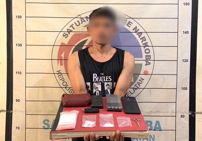 Satresnarkoba Polres Aceh Selatan mengamankan empat terduga pelaku beserta barang bukti sabu seberat bruto 18,86 gram dalam pengungkapan kasus narkotika di Kecamatan Kluet Utara dan Kluet Tengah, Aceh Selatan, Kamis (29/10/2026). Satresnarkoba Polres Aceh Selatan mengamankan empat terduga pelaku beserta barang bukti sabu seberat bruto 18,86 gram dalam pengungkapan kasus narkotika di Kecamatan Kluet Utara dan Kluet Tengah, Aceh Selatan, Kamis (29/10/2026).