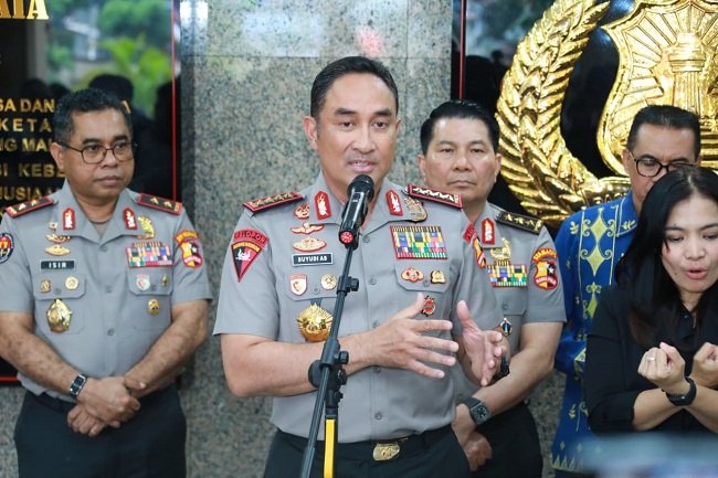Kapolri Jenderal Polisi Suyudi Ario Seto bersama Menteri Desa dan Pembangunan Daerah Tertinggal beserta jajaran berfoto bersama usai audiensi membahas penguatan sinergi pemberantasan narkoba, pengembangan Desa Bersinar, dan pemberdayaan masyarakat di Mabes Polri, Jakarta, Jumat (30/10/2026).