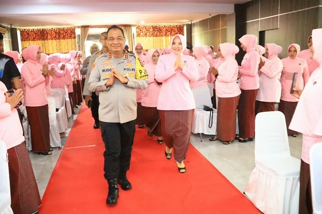 Kapolda Aceh Irjen Pol. Ruddi Setiawan bersama Ketua Bhayangkari Daerah Aceh Ny. Sari Ruddi mengikuti peringatan Hari Kesatuan Gerak Bhayangkari (HKGB) ke-74 Tahun 2026 secara virtual, dilanjutkan dengan syukuran di Mapolda Aceh, Jumat (30/10/2026). Kapolda Aceh Irjen Pol. Ruddi Setiawan bersama Ketua Bhayangkari Daerah Aceh Ny. Sari Ruddi mengikuti peringatan Hari Kesatuan Gerak Bhayangkari (HKGB) ke-74 Tahun 2026 secara virtual, dilanjutkan dengan syukuran di Mapolda Aceh, Jumat (30/10/2026).