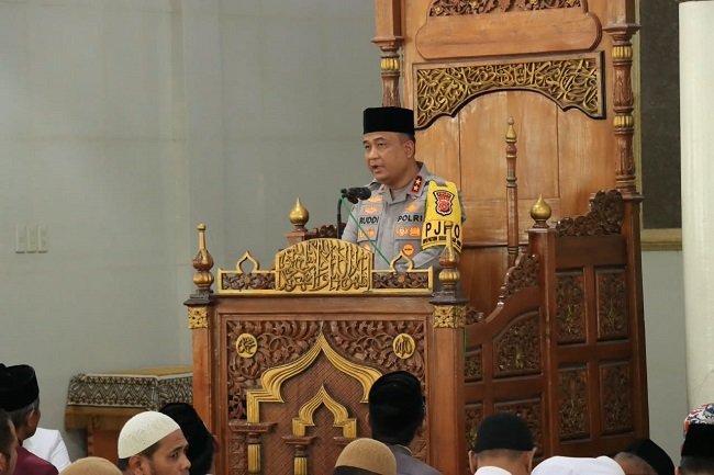 Kapolda Aceh Irjen Pol. Ruddi Setiawan menyampaikan pesan kamtibmas kepada jemaah dalam kegiatan Jumat Keliling di Masjid Al Badar, Kota Baru, Banda Aceh, Jumat (30/10/2026).
