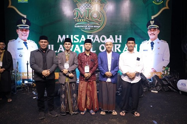 Bupati Aceh Besar H. Muharram Idris dan Wabup Drs Syukri A Jalil foto bersama usai menyaksikan penampilan final cabang Tilawatil Quran golongan dewasa MTQ ke-35 Aceh Besar, di Kecamatan Kuta Baro, Kamis (29/10/2026) malam. FOTO/ MC ACEH BESAR Bupati Aceh Besar H. Muharram Idris dan Wabup Drs Syukri A Jalil foto bersama usai menyaksikan penampilan final cabang Tilawatil Quran golongan dewasa MTQ ke-35 Aceh Besar, di Kecamatan Kuta Baro, Kamis (29/10/2026) malam. FOTO/ MC ACEH BESAR